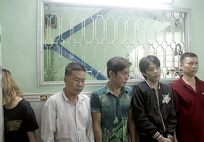 Vờ làm quen, rủ du khách nước ngoài đi ăn nhậu để cướp tiền