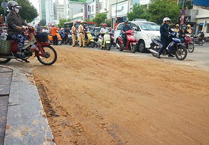Xe tải rơi đất, đường Nguyễn Văn Trỗi kẹt cứng