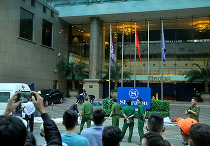 Nam thanh niên rơi xuống trước khách sạn Sheraton Saigon tử vong