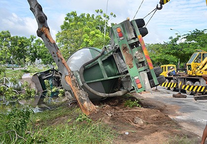 Xe bồn húc cây xanh lao xuống mương nước sâu