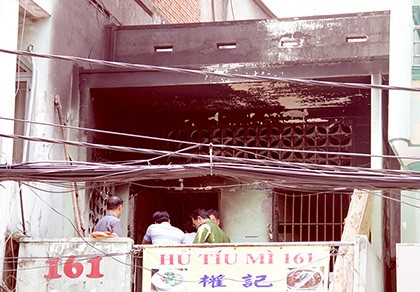 Nhiều nghi vấn vụ cô gái bị bỏng nhảy từ tầng 1 xuống đất
