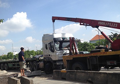 Container húc văng dải phân cách văng vào làn đường xe máy