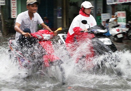 Mưa lớn, TP.HCM lại ngập nhiều nơi