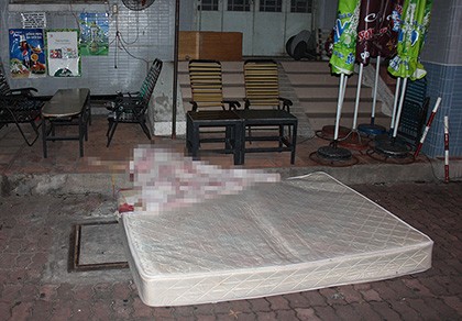 Cô gái leo ra lan can lầu 11 dọa tự sát và rơi xuống đất