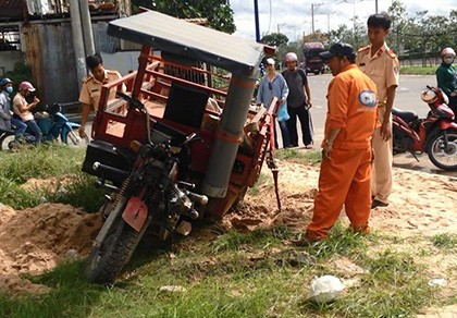 Mô tô thể thao Benelli va chạm xe ba gác, 2 người bị thương