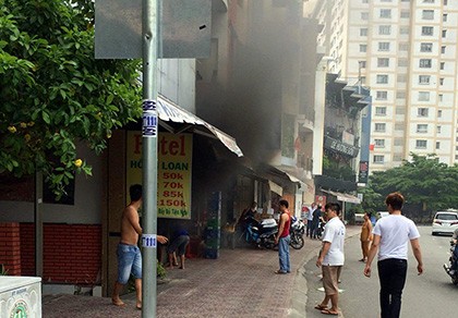 Xe máy để trong nhà tự phát cháy dữ dội