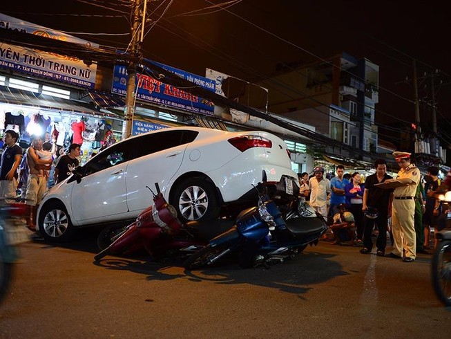 Ô tô đột ngột tăng tốc cuốn 6 xe máy vào gầm