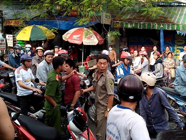 Thiếu nữ dùng nón bảo hiểm đánh cướp ở TP.HCM