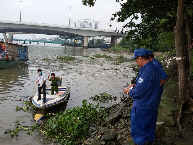 Thi thể đeo ba lô chứa đầy đá nổi trên sông Sài Gòn