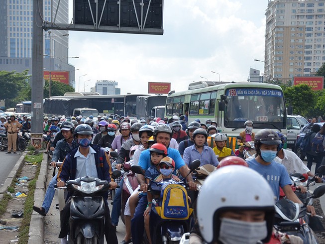 Xe bồn nổ lốp, đường Điện Biên Phủ kẹt cứng
