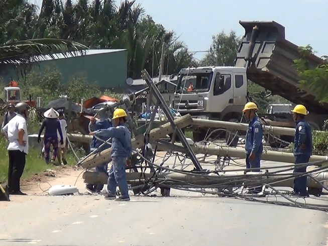 Xe ben kéo đổ 6 cột điện ở Nhà Bè