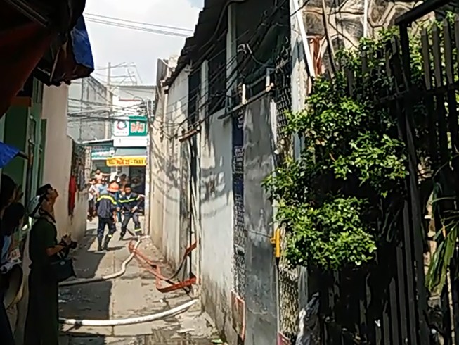 Ngôi nhà trong hẻm phát hỏa, người thuê trọ tháo chạy