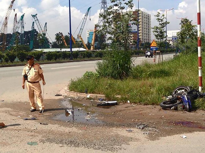 Nam thanh niên văng xa sau cú va chạm container