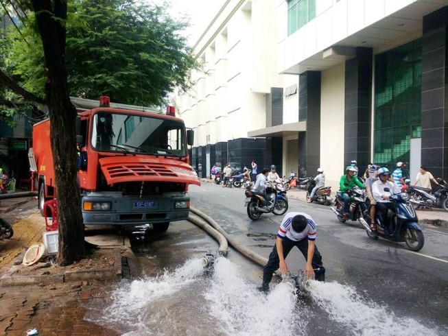 Cảnh sát PCCC TP.HCM chống ngập 44 điểm, cứu ngàn xe