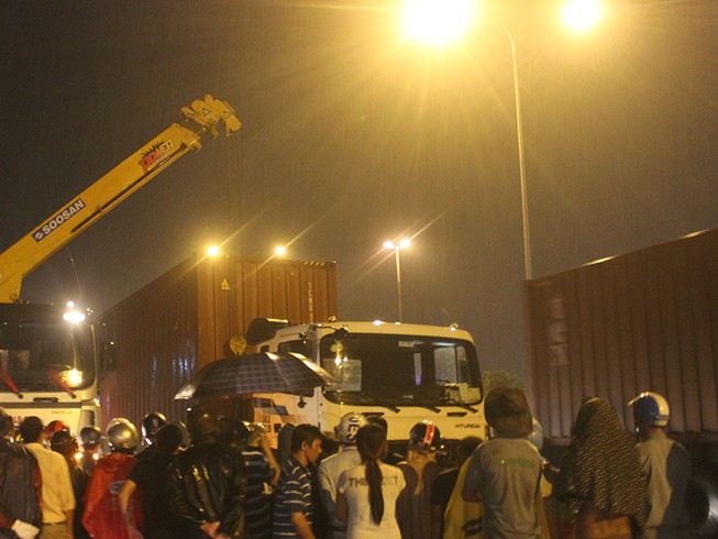 Mẹ khóc ngất khi chứng kiến con trai bị container cán