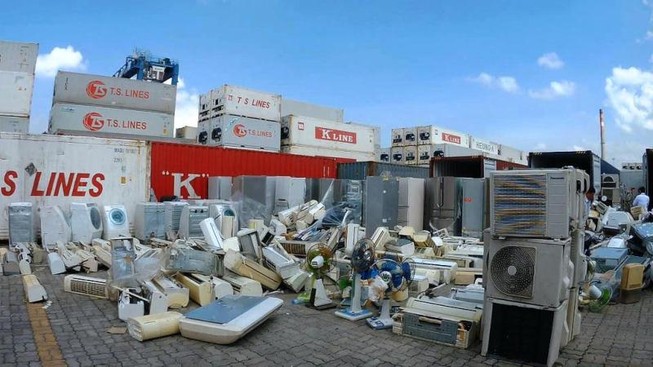 Phát hiện 3 container hàng điện lạnh khai man