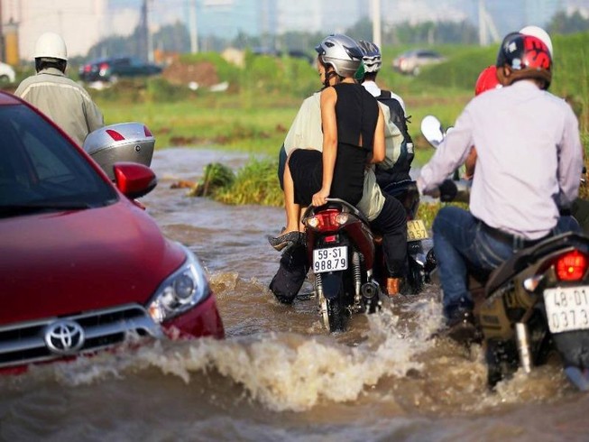 Nước chưa rút hết, người dân TP.HCM 'sống chung với lũ'