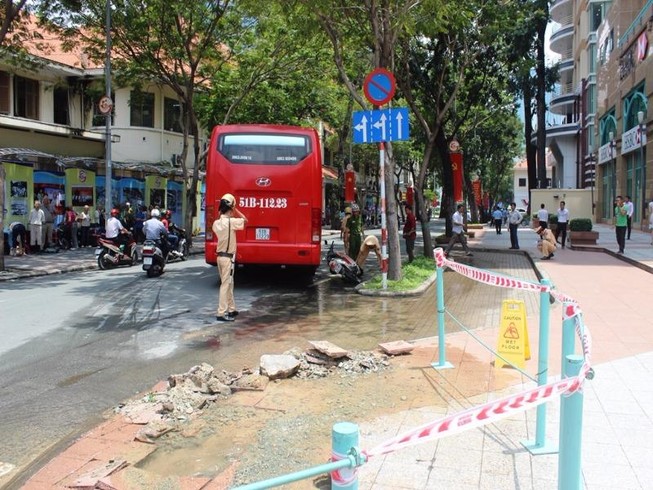 Xe chở khách nước ngoài gây tai nạn ở trung tâm Sài Gòn