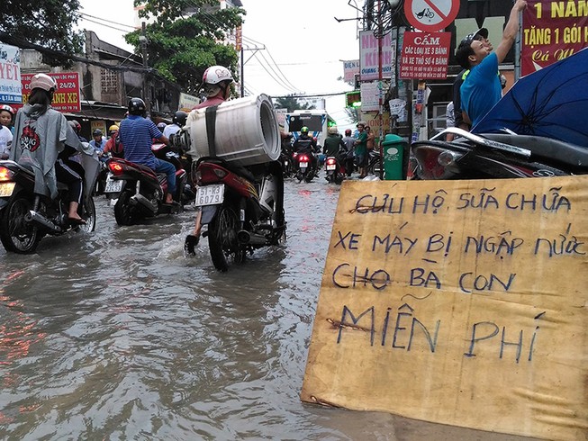 3 anh em sửa xe miễn phí: Sẽ tiếp tục khi mưa lớn