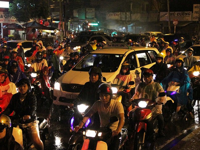 Ngàn phương tiện mắc kẹt dưới mưa khu vực Tân Sơn Nhất