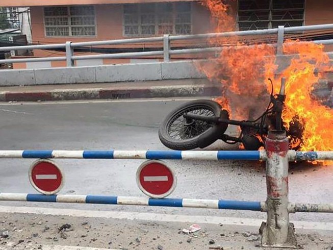 Xe máy bốc cháy đùng đùng, người đàn ông vứt xe chạy