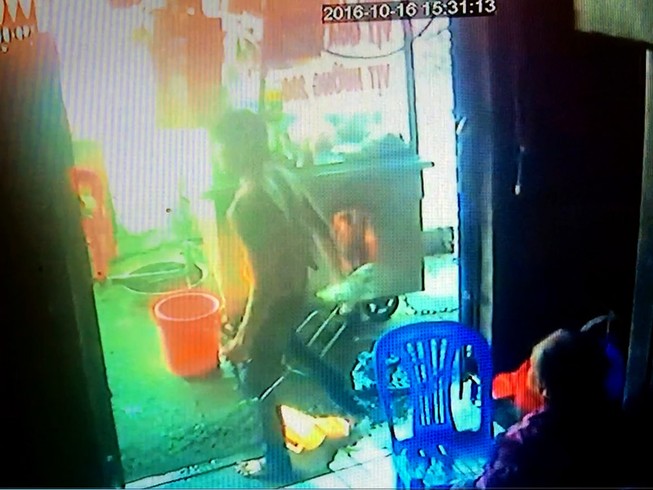 Bà lão kêu cứu khi bị kẻ nghi ngáo đá khống chế