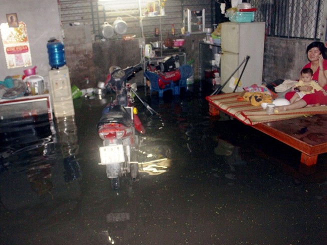 Nước lớn tràn bờ bao, hàng chục hộ dân quận 12 ngập