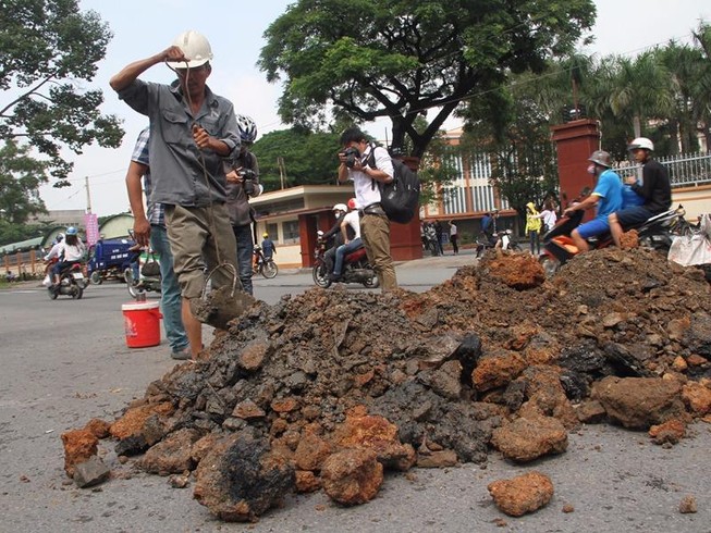 'Hố tử thần' xuất hiện ở trung tâm TP.HCM sau mưa lớn