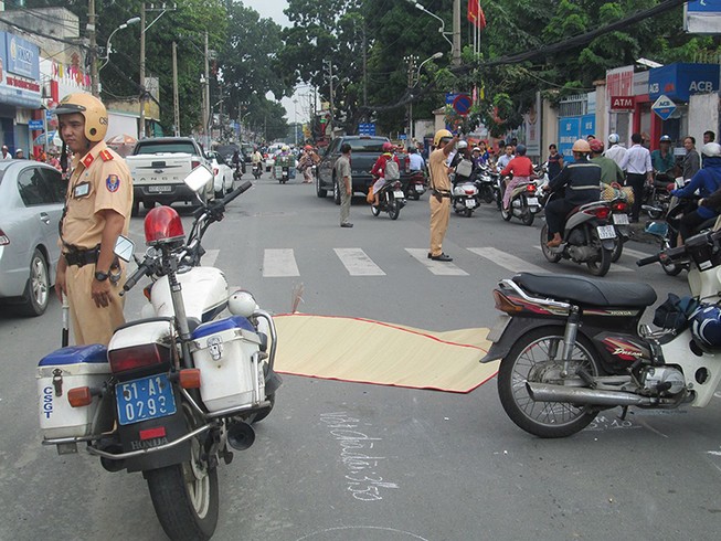 Va chạm xe buýt, 2 chị em thương vong