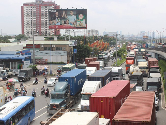 Xa lộ Hà Nội kẹt cứng do va chạm nhỏ