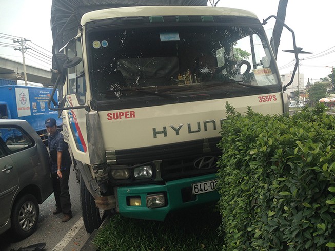 Xe tải gây tai nạn liên hoàn, húc cây xanh trên xa lộ