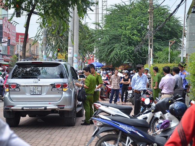 Người đàn ông nước ngoài tử vong trong xe ô tô