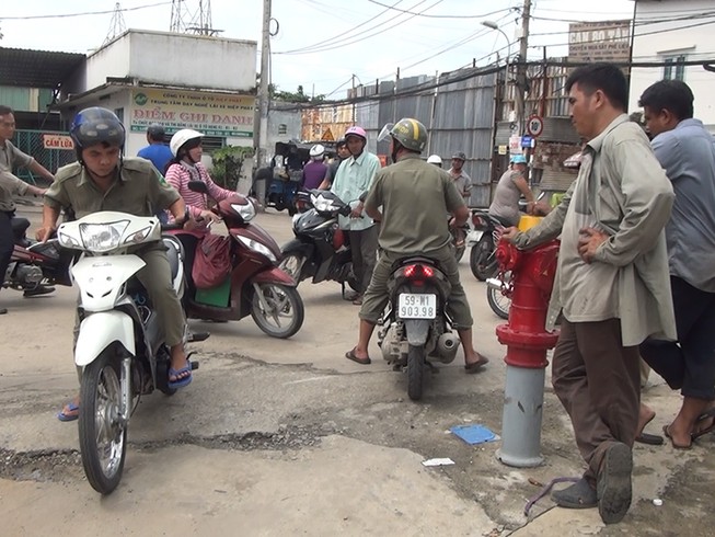 Tên cướp bỏ xe chạy bộ khi bị người phụ nữ truy đuổi
