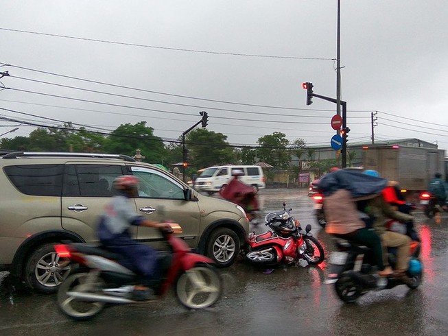 Cụ bà 75 tuổi cùng con dâu bị ô tô tông ngay giao lộ