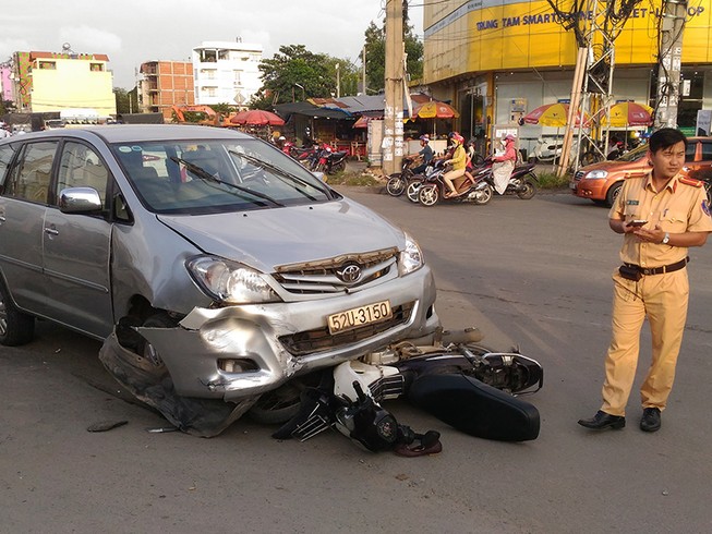 Xe Toyota Innova tông liên hoàn, 3 người bị thương
