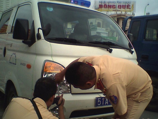 Xe cảnh sát va chạm xe máy, người đàn ông cấp cứu