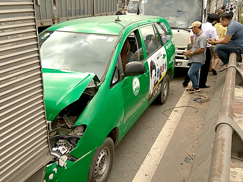 4 xe tông liên hoàn, quốc lộ 1A ùn ứ kéo dài