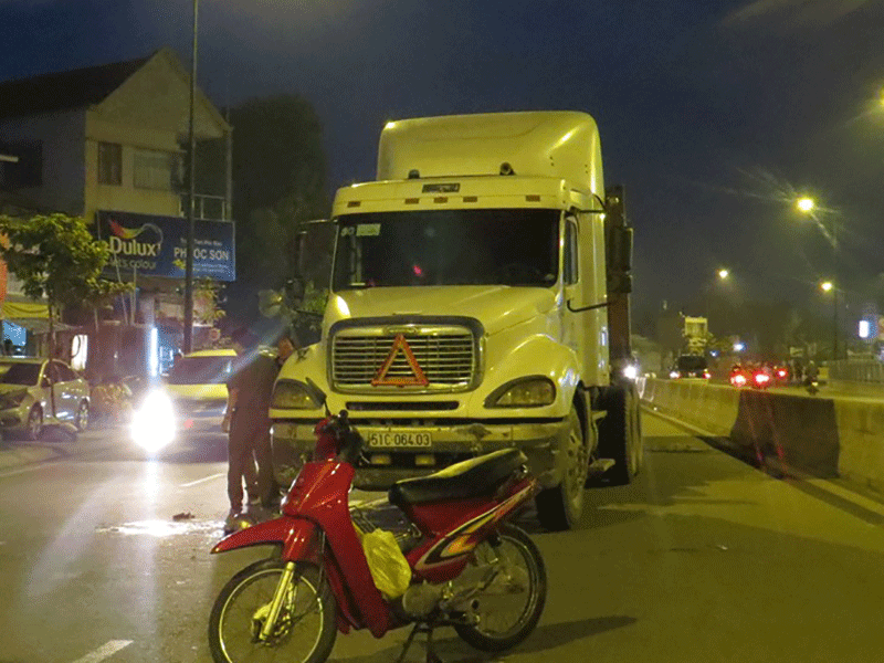 Người đàn ông bị container cán tử vong lúc rạng sáng