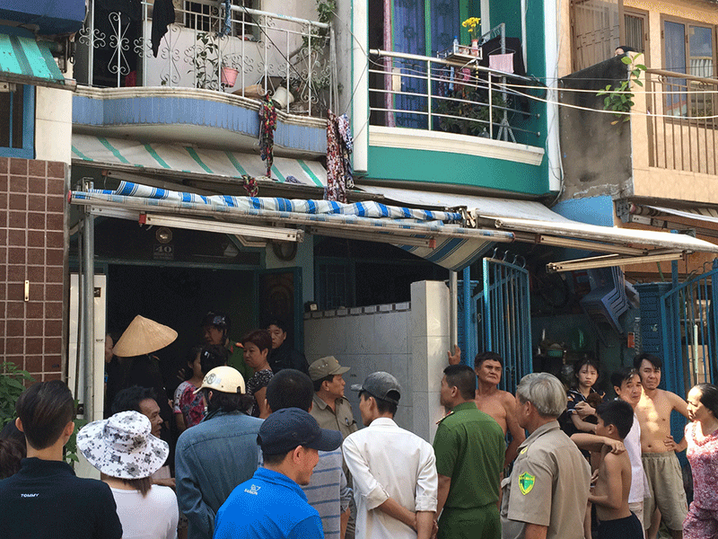 Bé gái 12 tuổi bung cửa tháo chạy khỏi ngôi nhà cháy