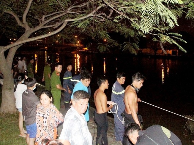 “Người nhái” trắng đêm tìm thi thể hai mẹ con dưới sông