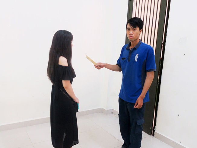 Nam thanh niên khống chế thiếu nữ trong toilet để cướp