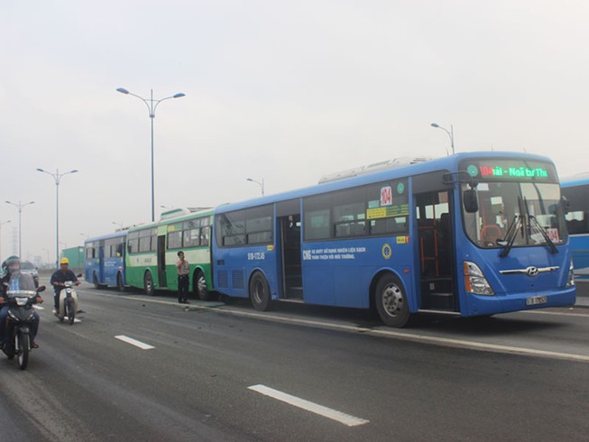 Trăm hành khách la hét trong 3 xe buýt tông liên hoàn