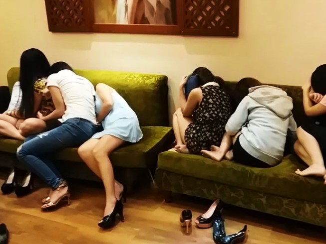 Tiếp viên ăn mặc 'mát mẻ' phục vụ ở quán karaoke chui