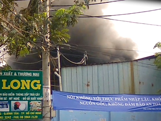 Hỏa hoạn bao trùm công ty mút xốp sau tiếng nổ