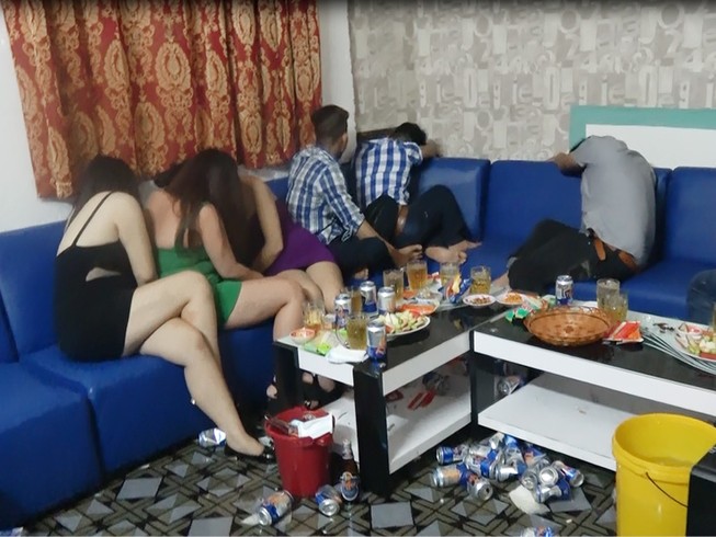 Vũ nữ thoát y múa lửa, bán dâm 1 triệu/lượt ở nhà hàng