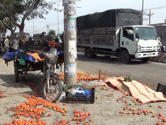 Xe máy lôi chở rau quả tông cột điện, tài xế tử vong
