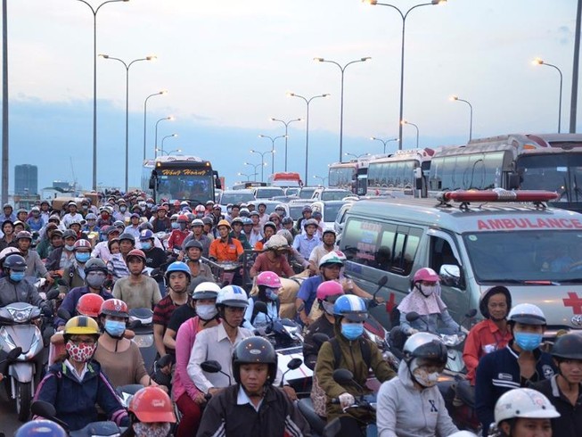Ngã trên cầu, người đàn ông bị xe khách cán tử vong