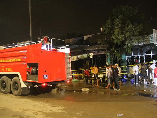 Hỏa hoạn thiêu rụi 4 ki-ốt trong đêm cuối năm