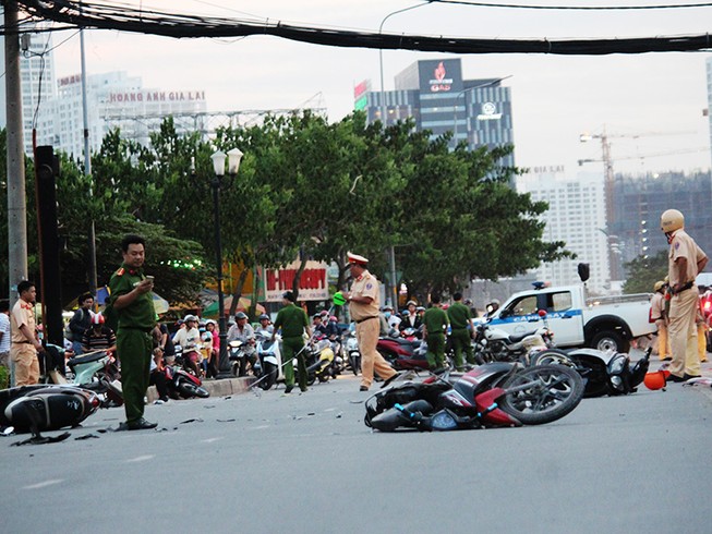 Ô tô 'điên' tông gần chục xe máy nằm la liệt trên đường
