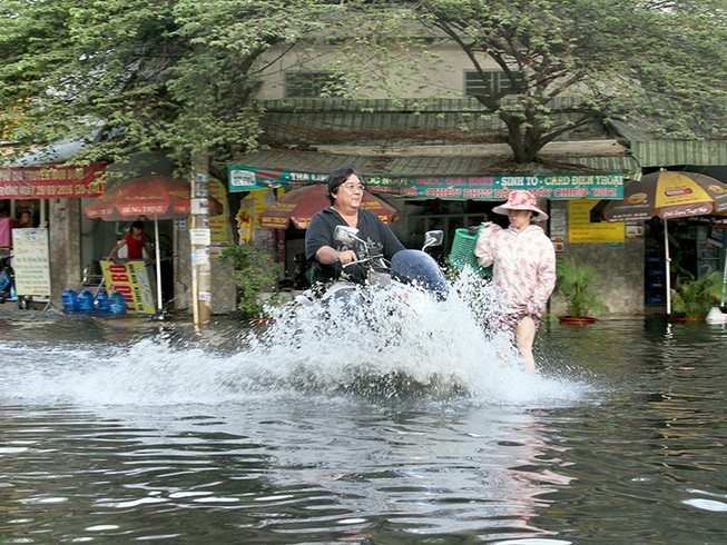 Người dân quận 12 khổ sở vượt 'biển nước' đi làm